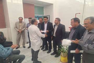دیدار سرپرست شبکه بهداشت و درمان با کادر ازمایشگاه و تبریک روز ازمایشگاه به انها