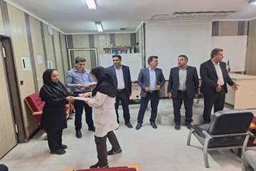 دیدار سرپرست شبکه بهداشت و درمان با کادر ازمایشگاه و تبریک روز ازمایشگاه به انها