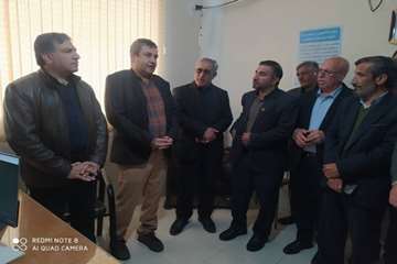 معاون بهداشتی دانشگاه علوم پزشکی شیراز به همراه نماینده و فرماندار شهرستان از تعدادی از مراکز جامع خدمات سلامت و خانه های بهداشت