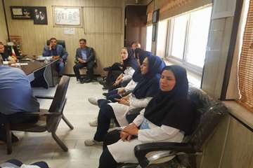 سرپرست شبکه بهداشت و درمان در نشستی با مسئولین بخشهای مختلف بیمارستان به بررسی و ارزیابی خدمات  بیمارستان پرداختند